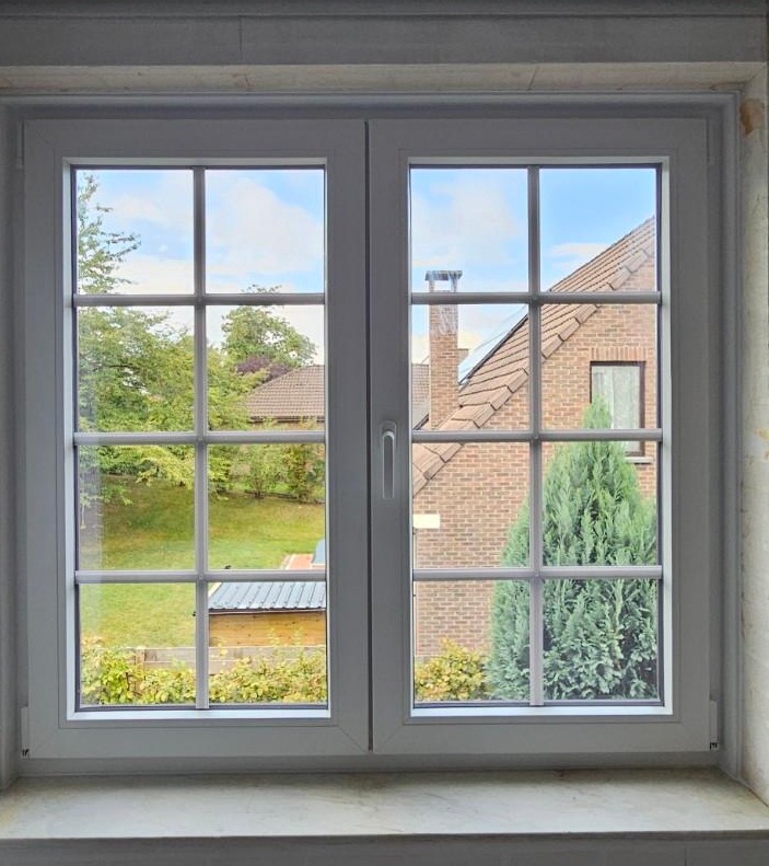 Châssis PVC à croisillons installés à Bruxelles dans une maison résidentielle