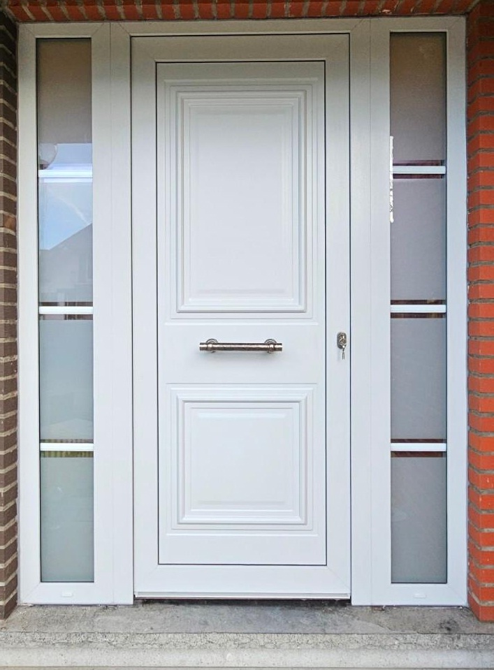 Porte d’entrée blanche classique installée à Bruxelles avec vitrages latéraux