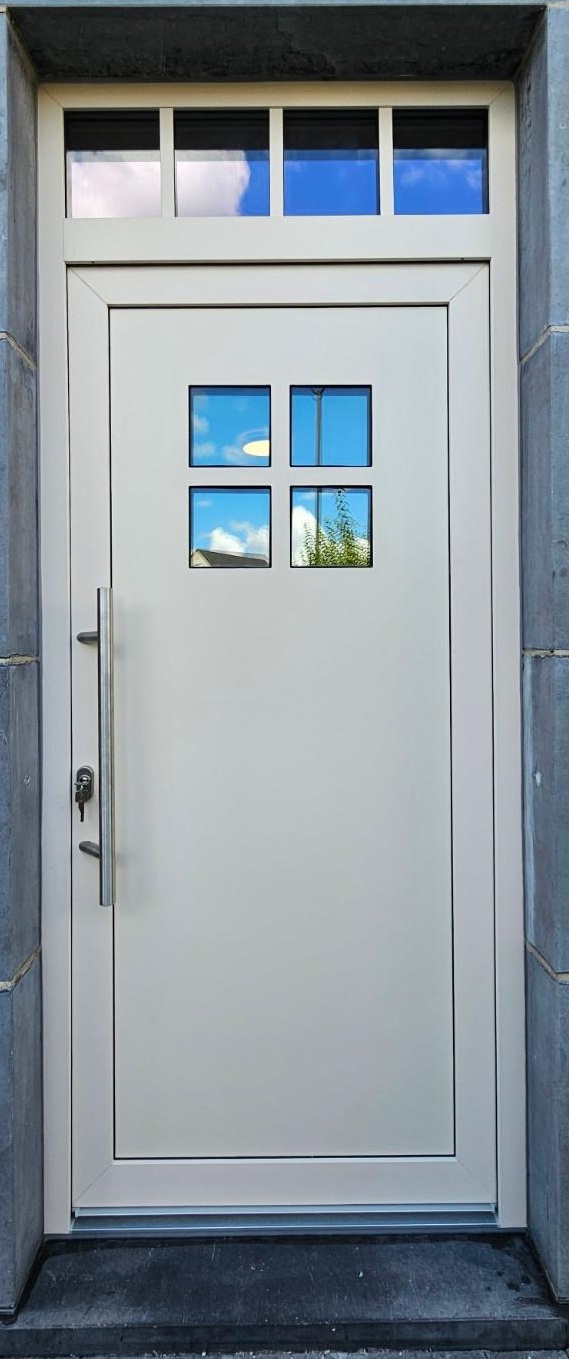 Porte d’entrée moderne blanche à Bruxelles avec vitrage supérieur et finition contemporaine