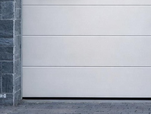 Porte de garage contemporaine à Bruxelles avec finition haut de gamme et style moderne